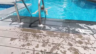 Une inconnue de la piscine m'invite dans sa chambre