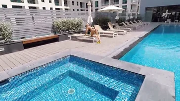 Une inconnue de la piscine m'invite dans sa chambre