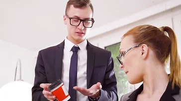 Mi jefe es tonto, pero tiene un polla que voy a aprovechar