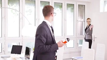 Mi jefe es tonto, pero tiene un polla que voy a aprovechar