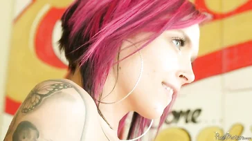 Anna Bell Peaks se muestra tan viciosa como siempre