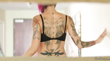 Anna Bell Peaks se muestra tan viciosa como siempre