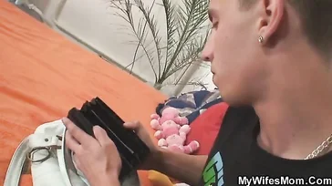 Sie mag zwar meine Mutter sein, aber sie ist besser im Sex als meine Freundin