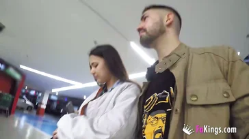 Mi novia va al centro comercial y se pone cachonda