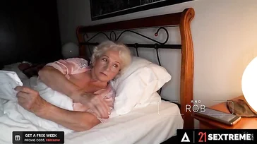 Abuela, usted no ha perdido las ganas ni el calor de coño