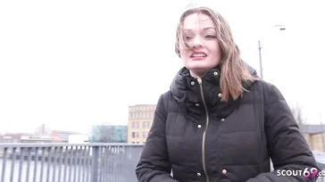 Ela vai a um casting pornô em Berlim e consegue um papel interessante