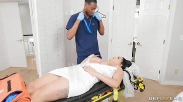 Mulher gorda desmaia no vestiário e precisa de atendimento urgente