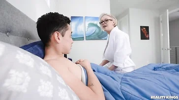 No me había fijado en las tetas de la abuela, ¡vaya cubanas hace!
