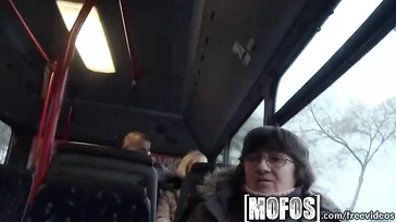 Ils n'attendent même pas d'être à la maison, dans le bus numéro 5, je vais vraiment te le mettre dedans