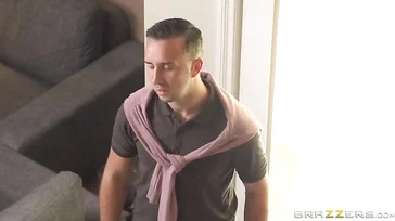 Frau betrügt ihren Mann, weiß ihn aber zu entschädigen