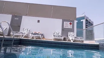 Loira safada fode um cara qualquer no hotel