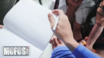 Zwei junge Schulmädchen erfreuen sich an einem guten Schwanz