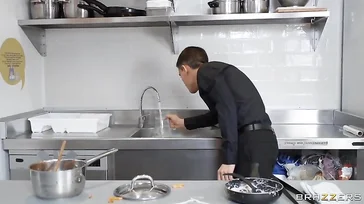 De ober heeft nog wat oefening nodig, maar hij is top fucking