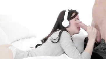 Très salope, ses envies de baiser se réalisent pendant qu'elle se touche