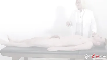 Oma ist außer Kontrolle, sie hat eine Sexualberatung vereinbart!