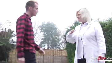 Oma ist außer Kontrolle, sie hat eine Sexualberatung vereinbart!