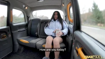 La MILF se ha subido al taxi solo con un deseo, acabar follada