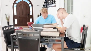 Que hora a empregada escolheu para passar o aspirador!