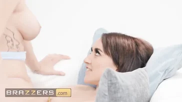 Dos lesbianas se divierten, pero desde que llega él, más todavía