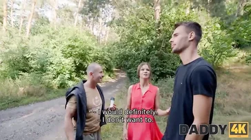 Se pone las botas follando en el bosque con su hermano mayor