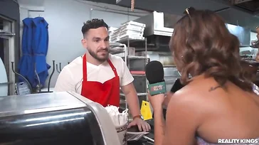Die Reporterin zeigt ihre Absichten in kurzer Zeit
