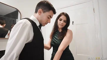 Essa garota italiana está pronta para o melhor, dois bons paus!