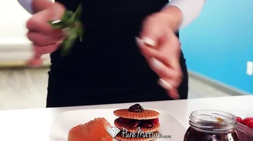 Während sie das Essen zubereitet, wird sie sehr geil