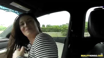 Mi novio es un poco guarro, me pide que se la chupe conduciendo