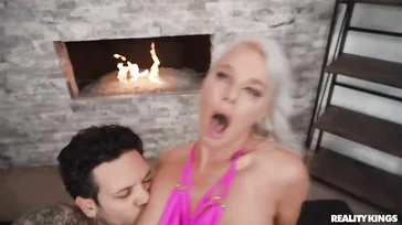 MILF mit falschen Titten fickt einen geilen tätowierten jungen Mann