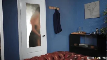 Was für ein Geschenk Jordi dieser MILF mit großen Titten hinterlässt