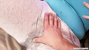 La gorda es increíble, se pone chorrear como una perra al ver polla