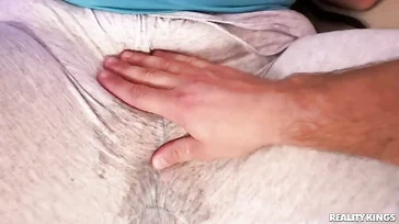 La gorda es increíble, se pone chorrear como una perra al ver polla