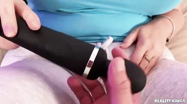 La gorda es increíble, se pone chorrear como una perra al ver polla