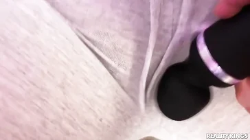 La gorda es increíble, se pone chorrear como una perra al ver polla