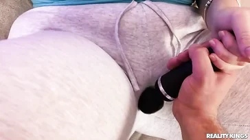 La gorda es increíble, se pone chorrear como una perra al ver polla