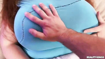 La gorda es increíble, se pone chorrear como una perra al ver polla