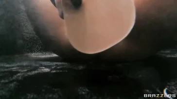 Essa mulher madura vai receber uma dupla penetração das beldades