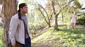 Me voy a espiar a las parejas al parque, pero hoy soy protagonista