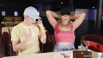 Que garota safada, ela faz tudo com o garçom na frente do namorado.