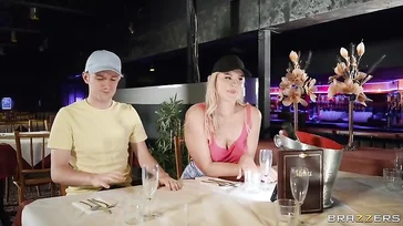 Que garota safada, ela faz tudo com o garçom na frente do namorado.