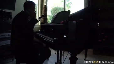Essa esposa fode o produtor da gravadora como um porco