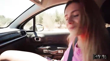 Ich bitte meinen Freund, das Auto anzuhalten, er muss mich sofort ficken