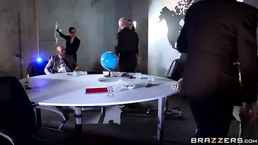 Die Sekretärin des Ministers ist eine Fickmaschine