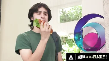 Me encanta ser follada por un jovencito como este