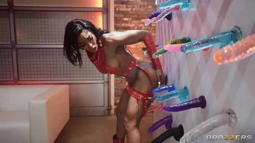 Essa garota negra está sobrecarregada com tantos brinquedos sexuais