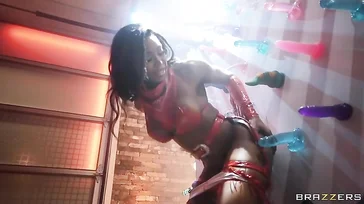 Essa garota negra está sobrecarregada com tantos brinquedos sexuais