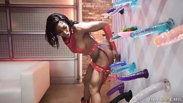 Essa garota negra está sobrecarregada com tantos brinquedos sexuais