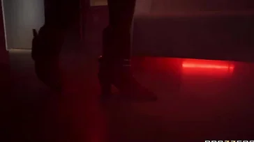 Essa garota negra está sobrecarregada com tantos brinquedos sexuais