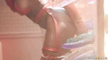 Essa garota negra está sobrecarregada com tantos brinquedos sexuais