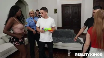 Dicke Polizistin sucht Wärme in einem Fleischstab